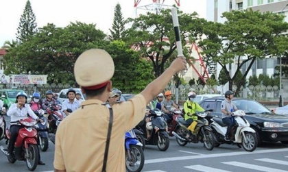 Nghị định 168 - Lỗi trừ 4 điểm GPLX ô tô: Không chấp hành hiệu lệnh của người điều khiển giao thông